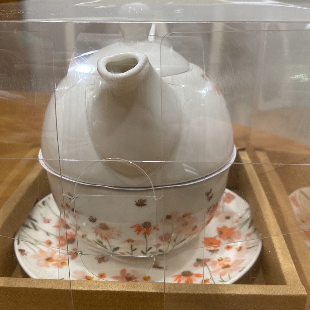 NWT.  Teapot/cup/saucer serve-ware set. - Picture 6 of 8
